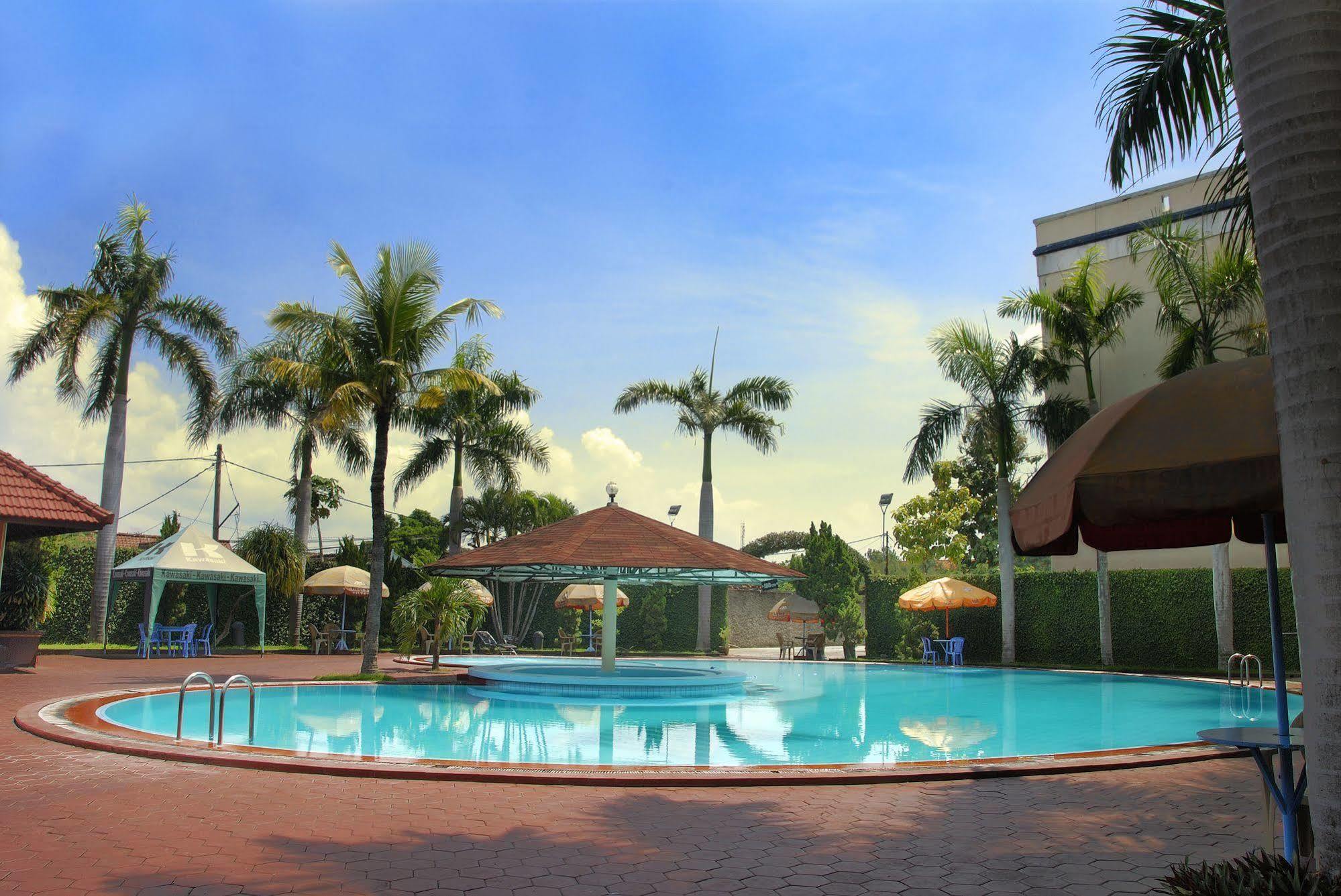 Hotel Merdeka Madiun Exterior photo
